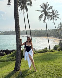 Neha Sharma feet photo thumbnail