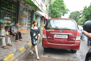 Neha Sharma feet photo thumbnail