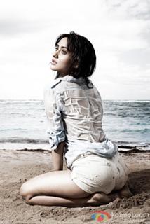 Neha Sharma feet photo thumbnail