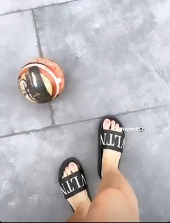 Nela Panghy-Lee feet photo thumbnail