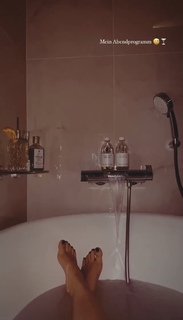 Nela Panghy-Lee feet photo thumbnail