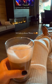 Nela Panghy-Lee feet photo thumbnail