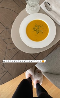 Nela Panghy-Lee feet photo thumbnail