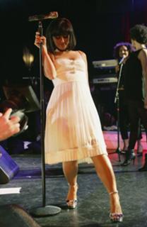 Nelly Furtado feet photo thumbnail