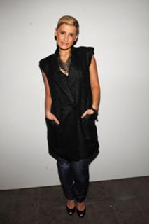 Nelly Furtado feet photo thumbnail