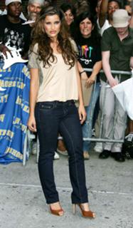 Nelly Furtado feet photo thumbnail