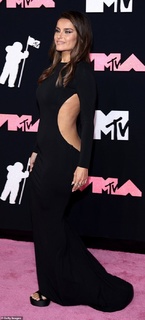 Nelly Furtado feet photo thumbnail