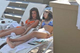 Neslihan Atagül feet photo thumbnail