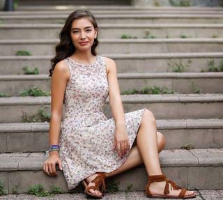 Neslihan Atagül feet photo thumbnail