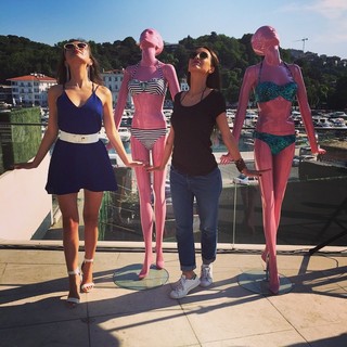 Neslihan Atagül feet photo thumbnail