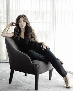 Neslihan Atagül feet photo thumbnail