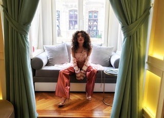 Neslihan Atagül feet photo thumbnail