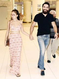 Neslihan Atagül feet photo thumbnail