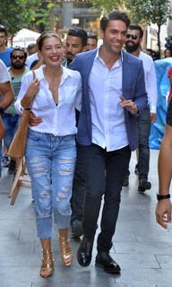 Neslihan Atagül feet photo thumbnail