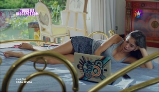 Neslihan Atagül feet photo thumbnail