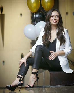 Neslihan Atagül feet photo thumbnail