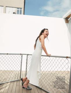 Neslihan Atagül feet photo thumbnail