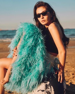 Neslihan Atagül feet photo thumbnail