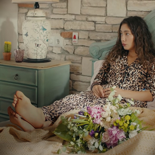 Neslihan Atagül feet photo thumbnail