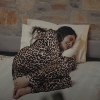 Neslihan Atagül feet photo thumbnail