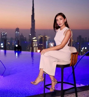 Neslihan Atagül feet photo thumbnail