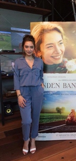 Neslihan Atagül feet photo thumbnail