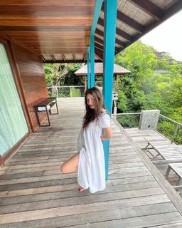 Neslihan Atagül feet photo thumbnail