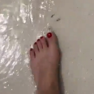 Neslihan Atagül feet photo thumbnail