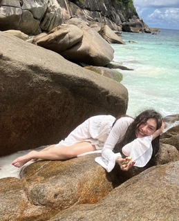 Neslihan Atagül feet photo thumbnail