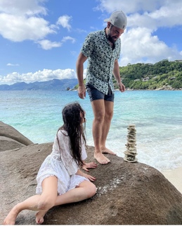 Neslihan Atagül feet photo thumbnail