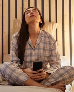 Neslihan Atagül feet photo thumbnail