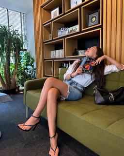 Neslihan Atagül feet photo thumbnail