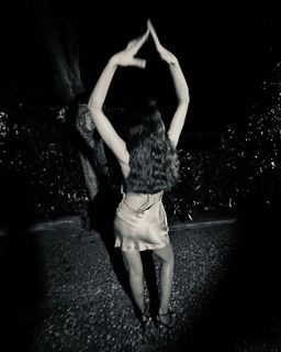 Neslihan Atagül feet photo thumbnail