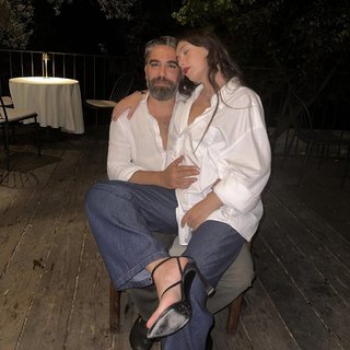 Neslihan Atagül feet photo thumbnail