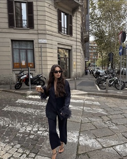 Neslihan Atagül feet photo thumbnail