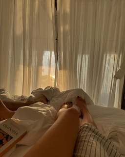 Neslihan Atagül feet photo thumbnail