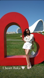 Nesrin Cavadzade feet photo thumbnail