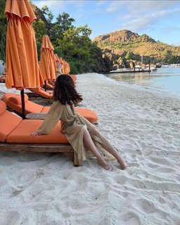 Nesrin Cavadzade feet photo thumbnail