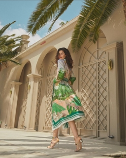 Nesrin Cavadzade feet photo thumbnail