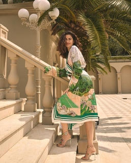 Nesrin Cavadzade feet photo thumbnail