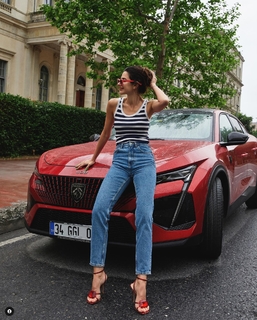 Nesrin Cavadzade feet photo thumbnail