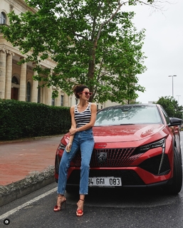 Nesrin Cavadzade feet photo thumbnail