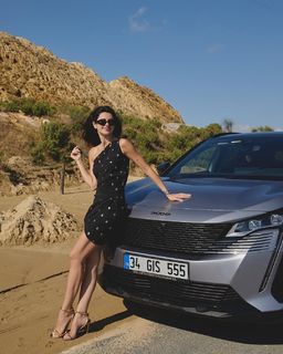 Nesrin Cavadzade feet photo thumbnail