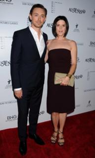 Neve Campbell feet photo thumbnail