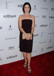 Neve Campbell feet photo thumbnail