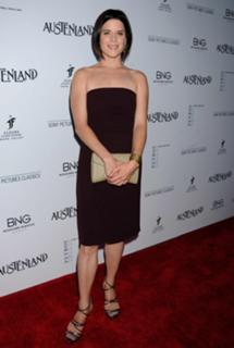 Neve Campbell feet photo thumbnail