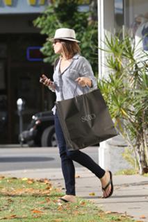 Neve Campbell feet photo thumbnail