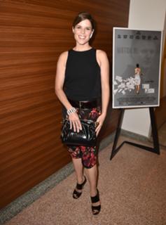 Neve Campbell feet photo thumbnail