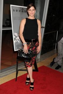 Neve Campbell feet photo thumbnail