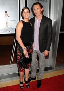 Neve Campbell feet photo thumbnail